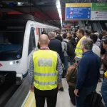 Ayuso desmiente el bulo de los ’empujadores’ del Metro que agitan PSOE, Más Madrid y Óscar Puente