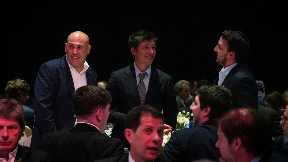 Santiago Caputo en su mesa durante la cena de la Fundación Libertad, en abril de este año.