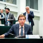Almeida intenta desmarcarse de Vox: "No se va a obligar a ninguna mujer a recibir información sobre el aborto"