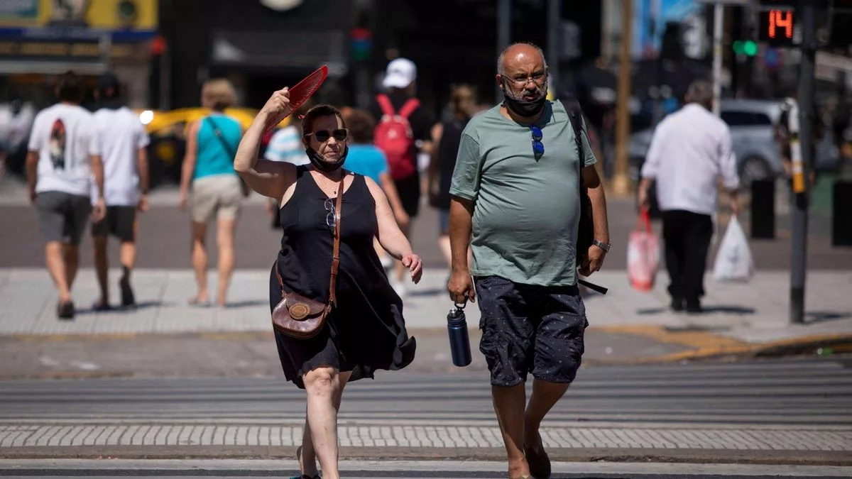 Peatones soportando el calor en Buenos Aires en enero de 2022. El cambio climático está provocando olas de calor más intensas y frecuentes en toda Argentina.