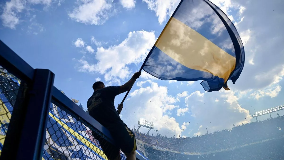 Simpatizantes de Boca Juniors en la espera del Súper Clásico ante River Plate esta tarde en la Bombonera