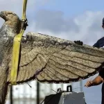 Uruguay recuperó hace 20 años una inmensa estatua de un águila nazi del fondo de un río y ahora no sabe qué hacer