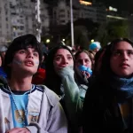 El Obelisco se llenó de gente a pesar de la derrota de Argentina, el frío y la lluvia