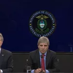 En una “licitación express” antes del partido, Caputo busca refinanciar vencimientos por $ 3 billones y colocar un nuevo bono en dólares