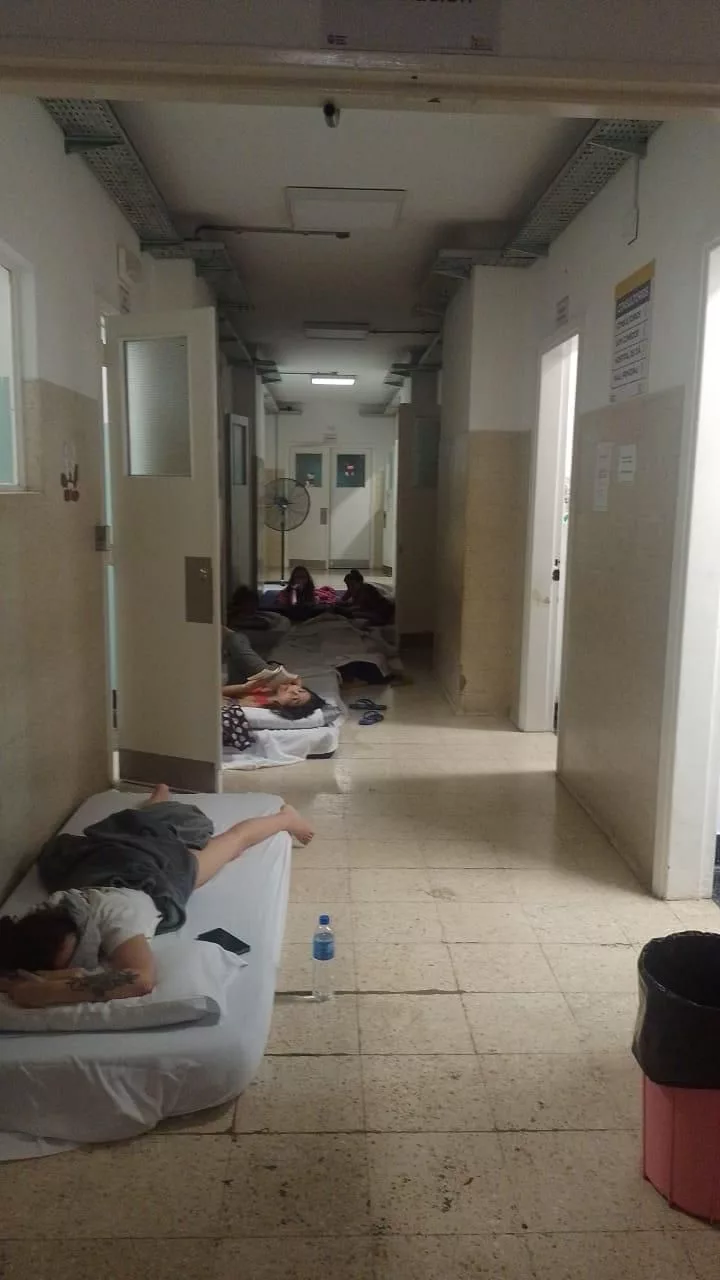 En enero, muchos pacientes terminaron durmiendo en los pasillos por la falta de aire acondicionado.