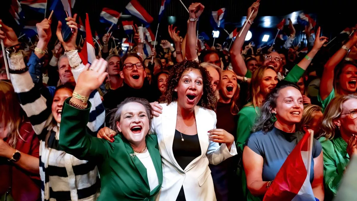 Miembros del partido D66 celebran los buenos resultados que muestran los sondeos al cierre de las urnas el 29 de octubre de 2025, en Leiden, Países Bajos.