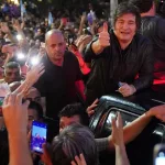 En medio de los cambios de Gabinete, Javier Milei llegó a una Rosario blindada para cerrar la campaña del oficialismo