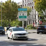 Almeida rectifica al límite un año más: los coches sin etiqueta podrán circular por Madrid en 2026