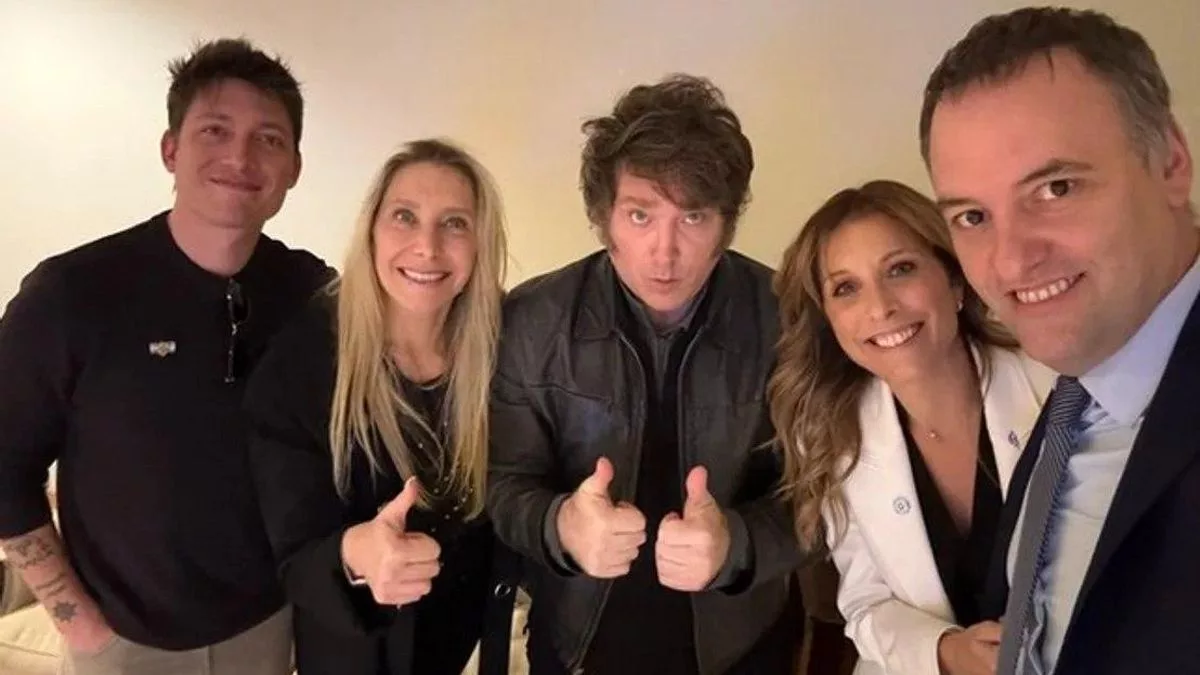 De izquierda a derecha: Santiago Caputo; Karina y Javier Milei; y Manuel Adorni.