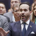 Colombia pone fin al primer gobierno de izquierda de su historia en un traspaso manchado por el bucle de la corrupción