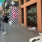 La droga hunde los comercios de Lavapiés: "Algún día me sacan un cuchillo y me matan, lo sé"