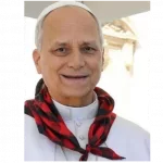 El Papa León XIV se pone un cachirulo regalado por una delegación de catequistas zaragozanos