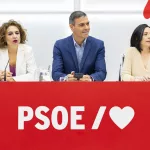 El PSOE defiende que es “tan transparente” que hasta los sobres en los que entrega dinero en efectivo “son transparentes”