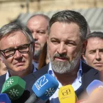 Abascal irrumpe en la precampaña andaluza y pide la dimisión de Juanma Moreno tras los errores en el cribado del cáncer de mama