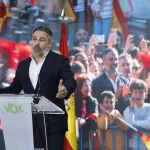 Abascal critica a Feijóo por “compararle” con Bildu por su ausencia en la tribuna: “Se ha debido dar un golpe en la cabeza”