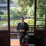 Albares refuerza el puente con China en un viaje “pragmático” al gigante asiático y defiende el papel de España en la OTAN frente a las críticas de Trump