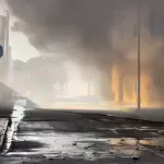 Varias explosiones provocan un enorme incendio que destruye Conservas Crespo y envuelve en humo negro el pueblo de Santoña