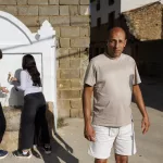 El símbolo de la tragedia de la dana: Sofía y Bajix, sin madre y sin hermana, sólo el abuelo se quiso hacer cargo en una aldea remota