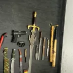 Detenido un enfermo psiquiátrico tras atrincherarse con un arsenal en su chalé de Leganés y lanzar cuchillos a los policías: fue reducido con una taser