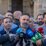 Abascal critica la decisión de Feijóo sobre la salida de Mazón: “No nos ha consultado y entrega un balón de oxígeno a Pedro Sánchez con esta dimisión”