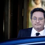 El acusado lleva puñetas blancas y masca chicle presuntamente