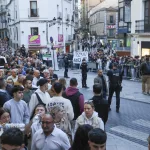 Manifestantes contra Abascal y una multitud de simpatizantes del líder de Vox se enfrentan verbalmente en el primer acto electoral de Extremadura