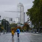 Alerta por lluvias: viento, tormentas y olas activan hoy los avisos en 28 provincias, entre ellas Madrid