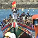Rescatan un cayuco cerca de la isla de El Hierro con casi 100 inmigrantes a bordo, entre ellos “varios” fallecidos