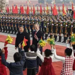 España deposita flores en Tiananmen y Xi ofrece “más dinamismo’ en las relaciones