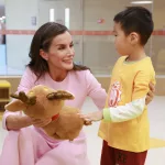 Perros robots guías y sillas de ruedas controladas por la mente: el pionero centro tecnológico para personas con discapacidad que la primera dama china ha enseñado a la Reina Letizia