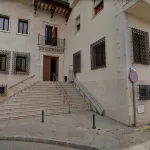 Condenan a una mujer por revelar una conversación entre su marido y sus hijos en un chat de padres del colegio