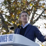 Feijóo reúne a miles de manifestantes y alienta a los socios del Gobierno a “retratarse” ante la “corrupción del sanchismo”: “¿Hasta dónde vais a seguir tragando?”