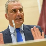 Vox expulsa a Ortega Smith, fundador del partido, por “desacato” al no dejar la portavocía en Madrid