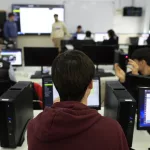 El abandono educativo temprano baja al 12,8%, aunque España se mantiene entre los peores países de la UE: sigue creciendo en los chicos y cayendo en las chicas