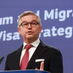 Bruselas endurece su política de visados para tener “fronteras más sólidas” mientras España avanza en la regularización masiva: “Es competencia de los países”