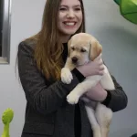 La Infanta Sofía conoce a los perros guía de la ONCE y bautiza con un nombre en euskera a un cachorro