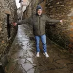 Una acera en Aragón, otra en Cataluña: “En una casa abrieron otra puerta para sacar al muerto por Huesca y pagar menos impuestos”