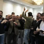 Se abre una puerta y Abascal se queda las llaves