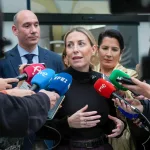 María Guardiola irá a la investidura pese al “no rotundo” de los de Abascal: “No puede ser que el PP, con el 43% de apoyos, tenga que travestirse de Vox”