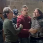 Detienen a un miembro de la CUP durante la toma de posesión de un concejal de Aliança Catalana en Santpedor (Barcelona) procedente de Junts
