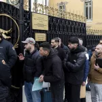 El Gobierno cede ante sus socios e incluye las lenguas cooficiales como requisito de arraigo para renovar el permiso de la regularización