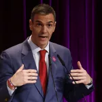 El Gobierno convierte el 8-M en un acto del “no a la guerra” entre aplausos a Sánchez y Redondo