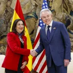 Margarita Robles recibe al embajador de EEUU tras los ataques de Donald Trump a España con una defensa de la “profesionalidad” de los militares españoles