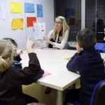 Pugna entre Gobierno y CCAA por los auxiliares de conversación: miles de jóvenes extranjeros podrían no ir a los colegios por “falta de seguridad jurídica”