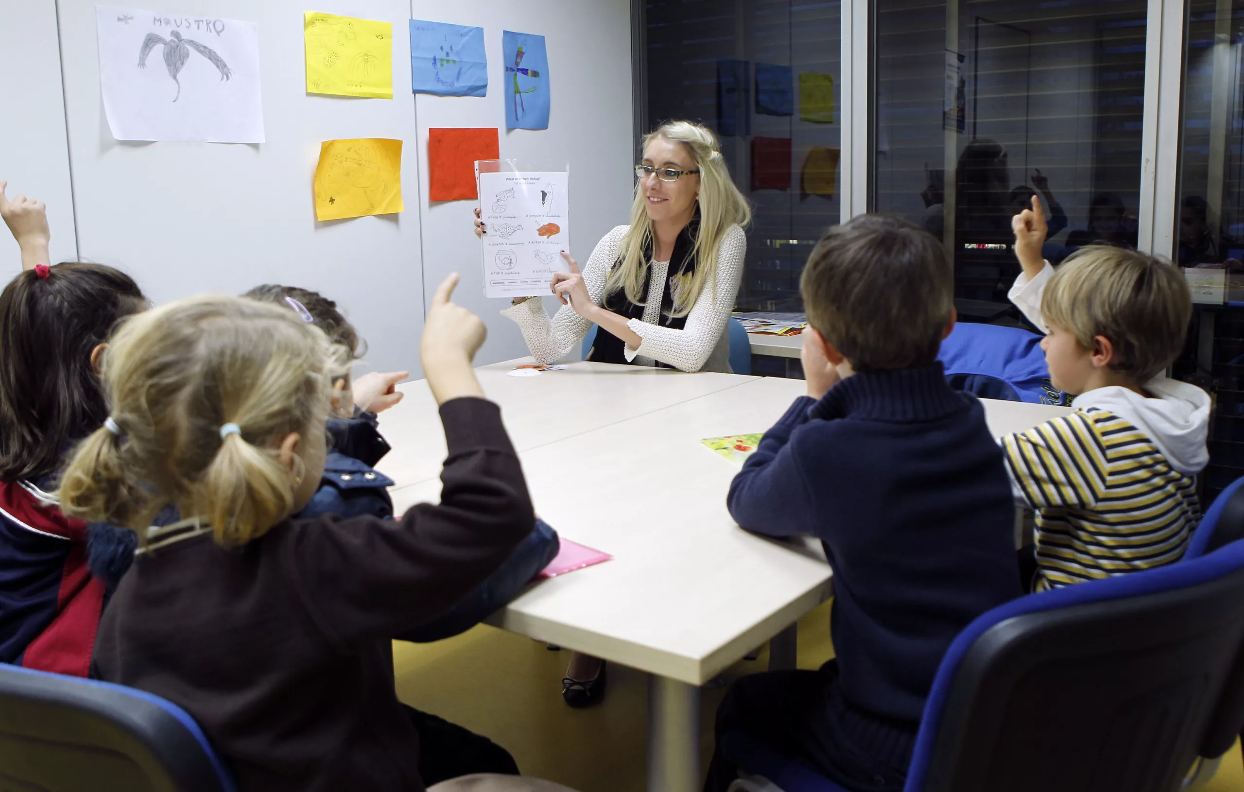 Pugna entre Gobierno y CCAA por los auxiliares de conversación: miles de jóvenes extranjeros podrían no ir a los colegios por "falta de seguridad jurídica"
