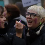 Los hombres jóvenes aceleran hacia la derecha y las mujeres giran hacia el centro en los años del boom feminista: “Su independencia económica es mayor, pero ahora vale menos”