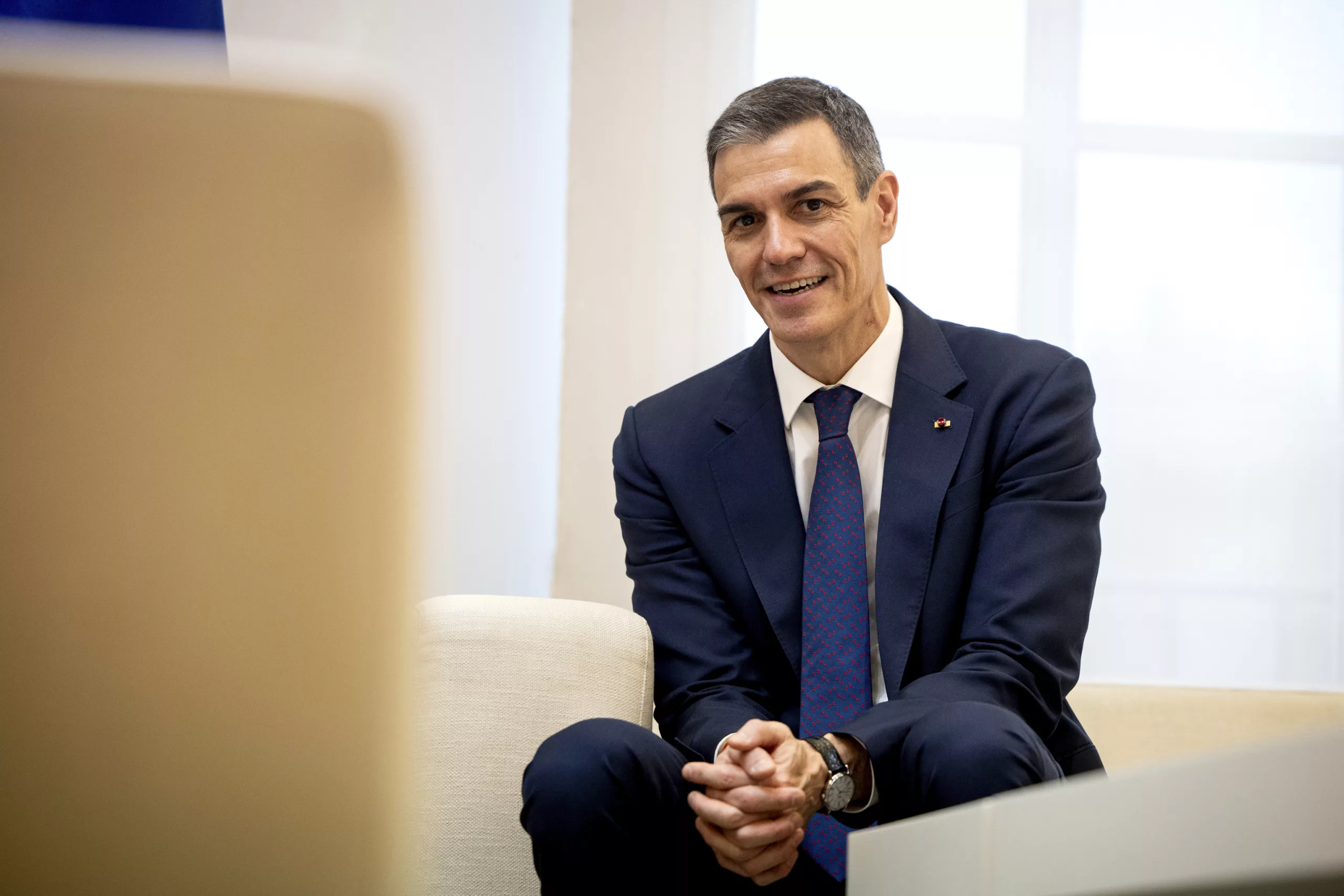 Sánchez activa la polarización masiva: los votantes del PSOE se vuelcan en la guerra y prefieren China a EEUU