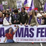El 8-M desborda el ‘No a la guerra’ de Sánchez: el feminismo toma las calles con mensajes de igualdad y transciende los intentos partidistas para reflotar a la izquierda