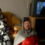 La huida de Ameneh, la mujer que fue cegada con ácido en Irán, junto al embajador español: “Oíamos las bombas caer cerca”