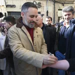 48 horas dentro de la campaña más dura de Vox: vetos, purgas… y camino a otro récord casa a casa